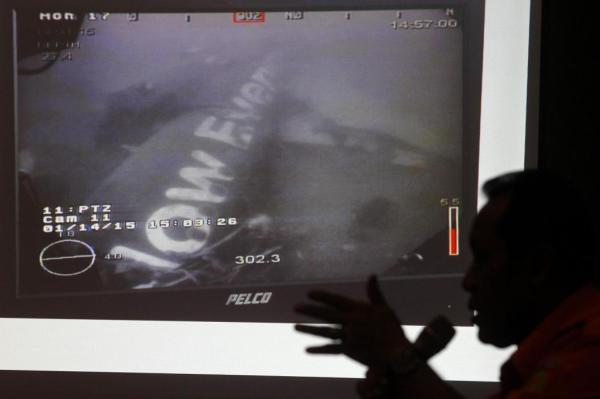 這是1月14日新加坡國防部長黃永宏在其社交網(wǎng)站上傳的亞航失事航班QZ8501機(jī)身照片。