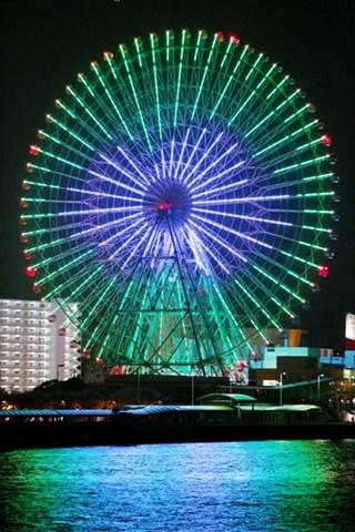 直徑100米的摩天輪上映出多種花式圖案。