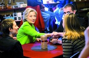 在宣傳片中，希拉里熱情地與三名“普通美國(guó)人”交談。