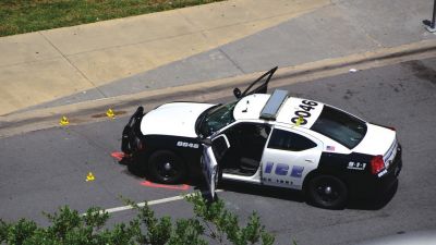 被槍手擊中的警車。新華社發(fā)