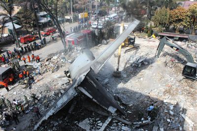 7月1日，搜救人員在印尼軍機(jī)墜毀現(xiàn)場(chǎng)進(jìn)行搜救和清理工作。