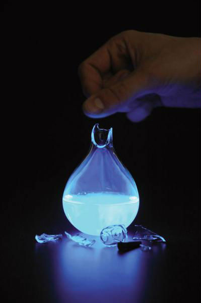 荷蘭藝術(shù)家發(fā)明人血燃料燈，一滴血照亮整間房。圖片來源：新加坡《聯(lián)合早報(bào)》網(wǎng)站