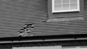 被砸出的洞。