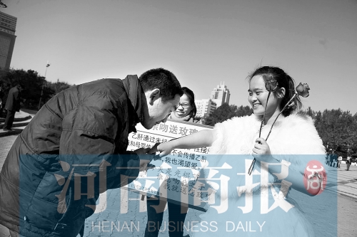 　一名男士上前，準(zhǔn)備親吻女孩的手