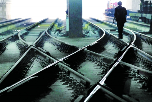 ▲鄭州地鐵1號線醫(yī)學(xué)院站，地下18米縱橫交錯的鐵軌伸向遠(yuǎn)方。