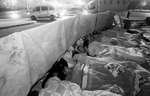 在寒冷的冬夜，為了能省點(diǎn)錢(qián)，方便接活，民工們?nèi)运跇蛳隆? complete=