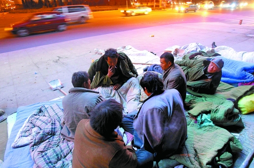 寒風(fēng)里，他們以打牌來打發(fā)枯燥的生活。