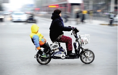 昨日下午，隴海西路桐柏路口，紅燈亮起的瞬間一輛電動(dòng)車(chē)闖過(guò)路口。