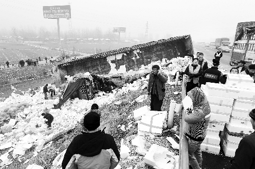 　京港澳高速長(zhǎng)葛段，又一輛拉蔬菜的車翻在路邊