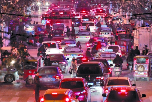 昨晚11點，二七廣場仍較擁堵。圖為東太康路在擁堵中。
