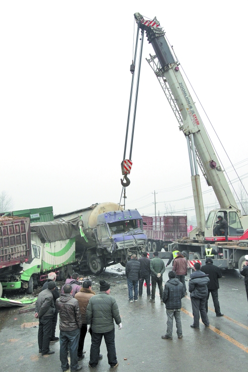 下坡濕滑 107國(guó)道新鄭盧家橋不下20輛車發(fā)生碰撞