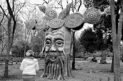 2月5日，游人在鄭州市人民公園內(nèi)欣賞一個(gè)由廢舊塑料瓶做裝飾的造型花燈。記者 王 錚 攝