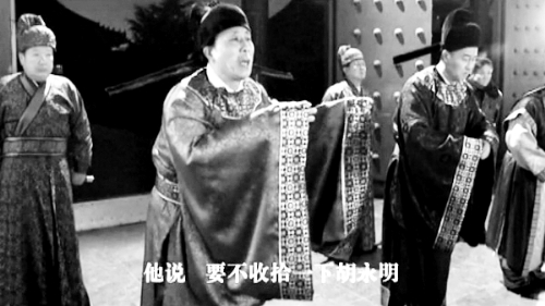 微電影中，“權(quán)貴人士”對(duì)“胡永明”多加陷害 視頻截圖