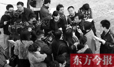 經(jīng)適房“下課”，公租房的申請、租金等備受關(guān)注，圖為鄭州市房管局規(guī)劃和住房保障處處長馮榮智被媒體記者“