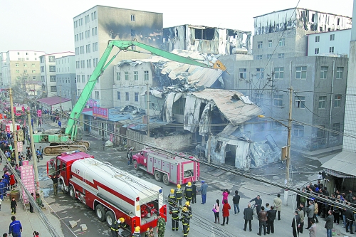 風(fēng)助火勢，6座相鄰的居民樓加建的板房樓陸續(xù)被大火引燃。