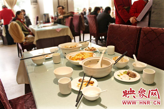 3月22日，阿五美食英協(xié)路店幾位顧客用完餐后，盤子里的食物所剩無(wú)幾。