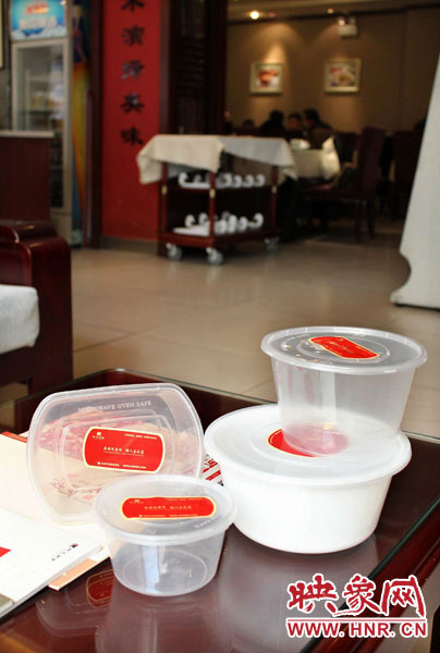 阿五美食英協(xié)路店為顧客提供的各種大小的打包餐盒。