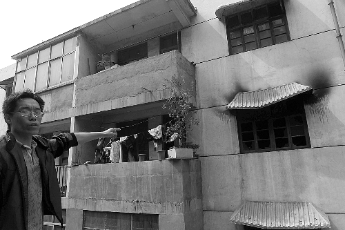 犯罪嫌疑人王某住在與受害人一個(gè)單元的三樓 犯罪嫌疑人王某住在與受害人一個(gè)單元的三樓