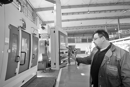 　　▲5月7日，來自德國的專家正在中原內(nèi)配股份有限公司的生產(chǎn)線上調(diào)試設(shè)備。