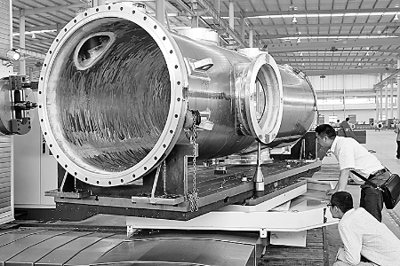 ▲5月6日，河南飛宇實業(yè)有限公司的技術(shù)人員正在調(diào)試設(shè)備，準(zhǔn)備試生產(chǎn)。