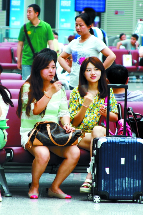 實在太熱，有個美女拿身份證當(dāng)扇子用