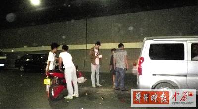 男孩連人帶車撞上面包車 男孩連人帶車撞上面包車