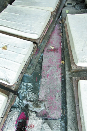 無處下腳的作坊內(nèi)衛(wèi)生和安全問題堪憂 無處下腳的作坊內(nèi)衛(wèi)生和安全問題堪憂