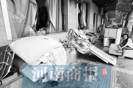 　多間臨街商鋪夜間被砸，店里的沙發(fā)、貨品等被搬到了戶外  侯建勛/攝