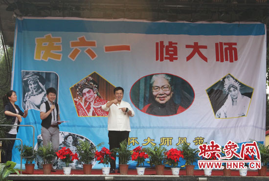 宋懷山用手語(yǔ)祝賀孩子們“六一”快樂(lè) 宋懷山用手語(yǔ)祝賀孩子們“六一”快樂(lè)