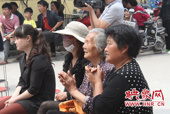 活動(dòng)吸引了十里八鄉(xiāng)的鄉(xiāng)親們前來(lái)觀看 活動(dòng)吸引了十里八鄉(xiāng)的鄉(xiāng)親們前來(lái)觀看