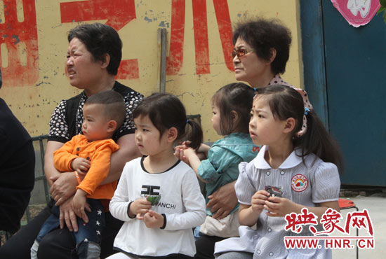 無(wú)論大人孩子都在認(rèn)真聽(tīng)?wèi)? style= 無(wú)論大人孩子都在認(rèn)真聽(tīng)?wèi)? complete=