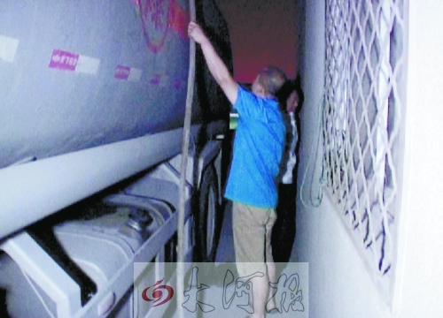 油罐車司機(jī)用油泵將油從罐車抽到平房旁的塑料桶里 油罐車司機(jī)用油泵將油從罐車抽到平房旁的塑料桶里