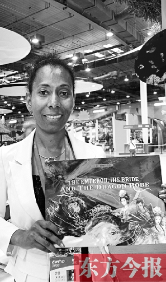 桑麗莎的童話書《皇帝、新娘與龍袍》在上海世博會(huì)加勒比聯(lián)合館與中國讀者見面 資料圖片