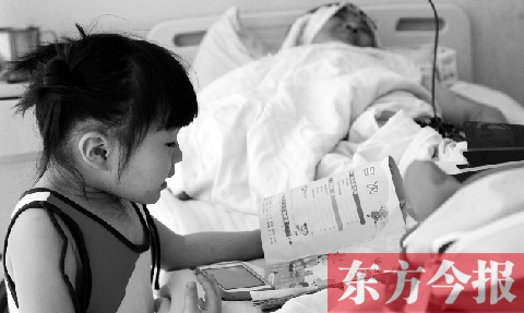 　昨天上午，鄭州市骨科醫(yī)院病房?jī)?nèi)，李剛躺在病床上，女兒嘟嘟在安靜地看書
