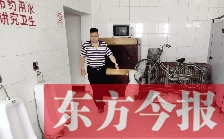 男廁中擺放的電視機(jī)、柜子、自行車等物品