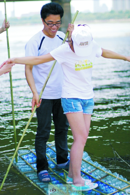 洛陽(yáng)大學(xué)生用礦泉水瓶做“舟”游洛河