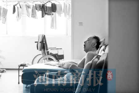 金老先生因偏癱生活不能自理，鄰居說，平時(shí)經(jīng)?？吹阶o(hù)工和老人的弟弟前來照顧 實(shí)習(xí)生 唐韜/攝