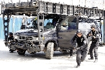 特警的突擊車到達現(xiàn)場。