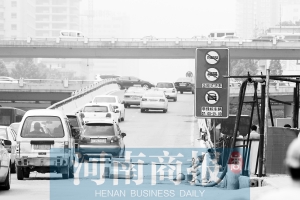 紫荊山立交橋上橋口，已經(jīng)有非綠標(biāo)車禁止通行的標(biāo)志 王春勝/攝