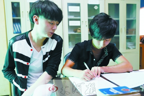 由于王文右手殘疾只能讓表弟替他寫(xiě)申辦材料 由于王文右手殘疾只能讓表弟替他寫(xiě)申辦材料