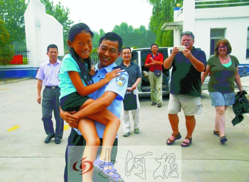 黨心松一行人剛下車，楊衛(wèi)軍就一把抱起了她，流露出幸福的笑容，不遠(yuǎn)處史蒂夫拍照銘記這一刻。