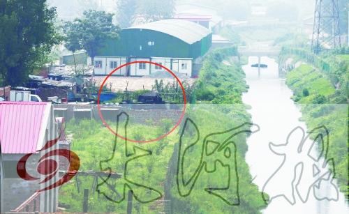 　彩虹橋西南側(cè)有一個大型地溝油加工窩點，廢水流入旁邊的排水渠。