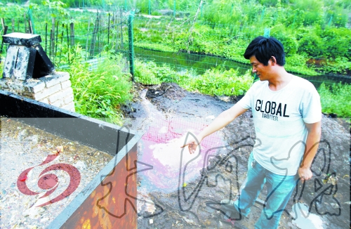 煉油點將骯臟、臭氣熏人的廢水直接排入溝渠。