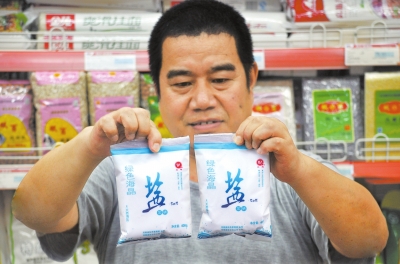 在漯河一家超市，市民選購的“高價鹽” 記者仵樹大攝