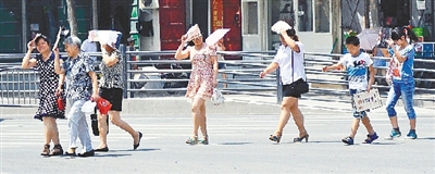  街頭，遮擋陽光是一門“技術活”。