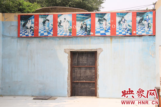 在鄭州市動(dòng)物園內(nèi)的海獅館內(nèi)，隨處可見游客與動(dòng)物合影的宣傳畫。