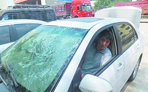周先生的車(chē)擋風(fēng)玻璃被砸爛（圖片由受訪(fǎng)者提供）