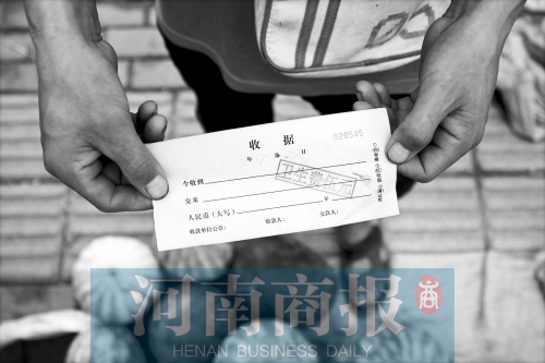 百花路附近的瓜農(nóng)宋師傅交完衛(wèi)生費(fèi)后收到一張收據(jù)，但沒(méi)有收款單位