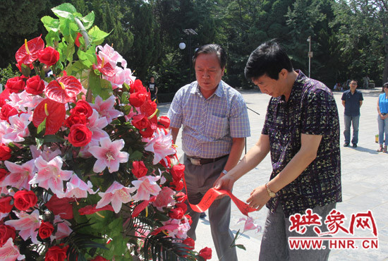 向焦裕祿敬獻(xiàn)花籃 向焦裕祿敬獻(xiàn)花籃