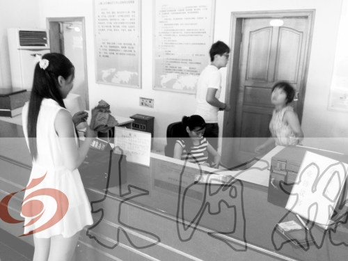 鄭州市人才交流服務(wù)中心二樓大廳，剛畢業(yè)大學(xué)生咨詢政策，工作人員卻在若無其事地玩手機(jī)。